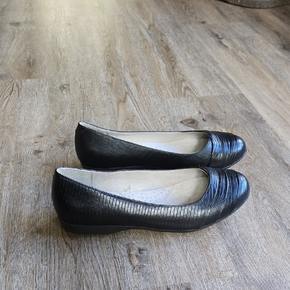 Cliffs by WHITE MOUNTAIN New Without Tags Black Textured Flats - Picture 2 of 6